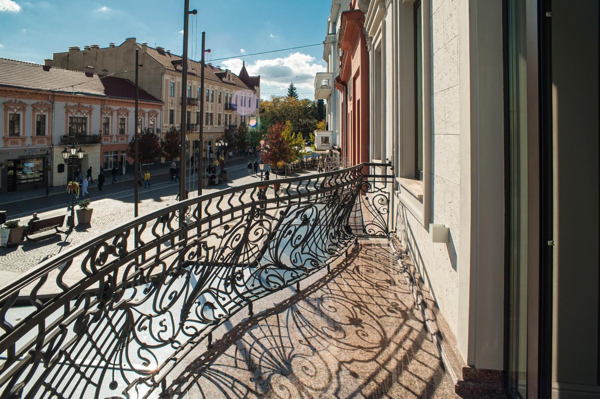 Old Continent Hotel Uzhhorod Exterior foto